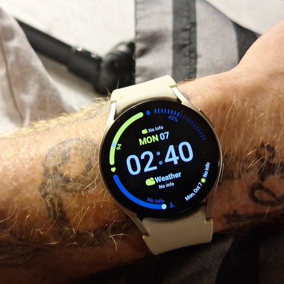 Samsung galaxy s6 smart watch with charger 20mm band an 40mm face